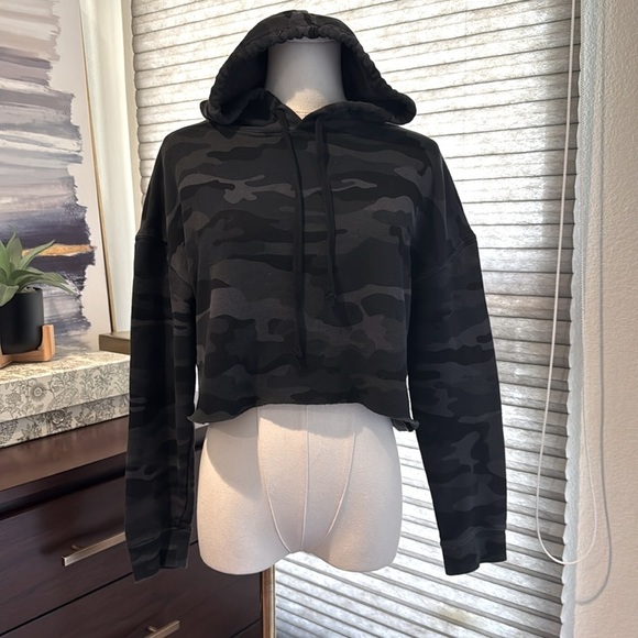 Woman's Black Camo Cropped Hoodie. Size Small - Picture 5 of 6